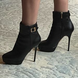 Rare Jimmy Choo 4.5” heel stiletto heel black leather fur lined ankle boots 37
